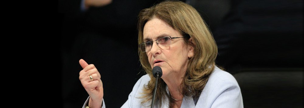 Presidente da Petrobras anuncia que diretor de compliance será escolhido a partir de lista tríplice por headhunter contratado na semana passada; durante café da manhã com jornalistas, Graça Foster confirmou ter colocado cargo à disposição da presidente Dilma Rousseff; "Hoje estou aqui presidente da Petrobras enquanto eu contar com a confiança da Presidência, e ela entender que eu deva ficar"; titular da companhia acentuou que pretende exercer papel de liderança para resgatar moral dos funcionários da empresa, abalado pelo escândalo da Operação Lava Jato