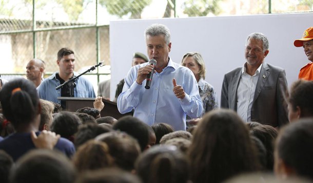 Governador do Distrito Federal, Rodrigo Rollemberg apresentou os cem militares do Exército que atuarão até o meio de junho no combate à dengue e à febre chikungunya; o chefe do Executivo disse esperar reduzir a "praticamente zero" o número de casos de ambas as doenças no próximo ano; "Acredito na capacidade de mobilização do Distrito Federal. [Esse é um] Esforço coletivo, que só terá sucesso se todos fizerem parte dele", afirmou