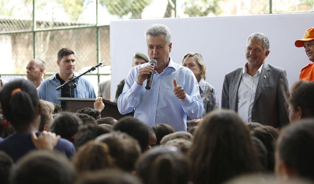 Governador do Distrito Federal, Rodrigo Rollemberg apresentou os cem militares do Exército que atuarão até o meio de junho no combate à dengue e à febre chikungunya; o chefe do Executivo disse esperar reduzir a "praticamente zero" o número de casos de ambas as doenças no próximo ano; "Acredito na capacidade de mobilização do Distrito Federal. [Esse é um] Esforço coletivo, que só terá sucesso se todos fizerem parte dele", afirmou