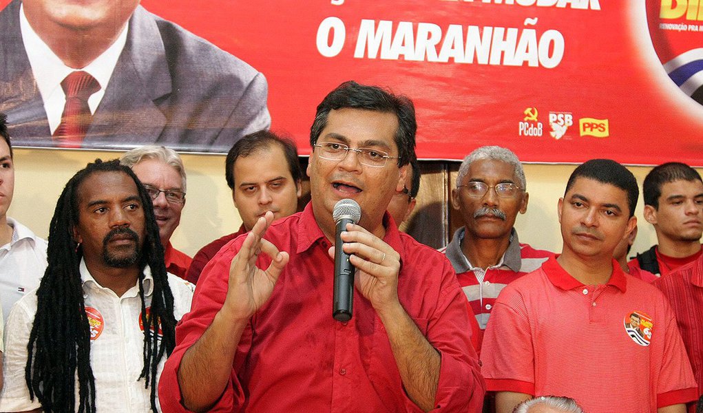 Governador reeleito com 63% dos votos válidos, Flávio Dino (PC do B) fará uma série de reuniões nesta semana e definirá até sexta-feira (10) o posicionamento na disputa de segundo turno na eleição presidencial; segundo ele, a tendência da coligação Todos Pelo Maranhão é manter o "palanque aberto" utilizado no primeiro turno, ou seja, cada um dos nove partidos fica liberado para apoiar o candidato que preferir; os comunistas estão coligados com o PSDB em nível local e com o PT na esfera nacional
