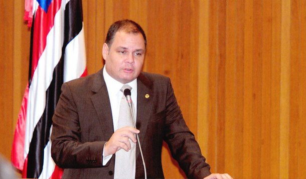 Líder do governo, deputado Rogério Cafeteira (PSC) critica a falta de consistência das denúncias formuladas pela oposição ao Governo Flávio Dino; o parlamentar lamentou que a oposição se apegue a coisas tão pequenas e sem substância para tentar denegrir uma administração séria e comprometida com as causas do povo do Maranhão; para Cafeteira, as acusações são bobas, futricas, nada que desabone a dignidade do governador que, segundo ele, está trabalhando com determinação para tentar resolver os problemas mais urgentes da população
 