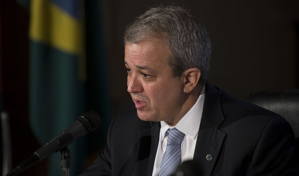 O secretário do Tesouro Nacional, Marcelo Saintive, avalia que não existe risco de mudança no grau de investimento dos títulos do governo federal por parte das agências de classificação; "A agência de rating basicamente olha a credibilidade da política fiscal. Tem sido demonstrado, na verdade, que é a meta de superávit é uma meta do governo, da presidenta Dilma, que a gente tem buscado, a cada momento, anunciar medidas que dão, alimentam e sinalizam para o alcance dessa meta. Então, agência de rating, na verdade, avalia a credibilidade da política fiscal", disse