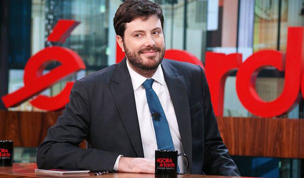 Apresentador que comandava o ‘Agora é Tarde’ deixou a emissora em dezembro de 2013, um ano antes do término do contrato para migrar para o SBT; decisão da 18ª Vara Cível do Tribunal de Justiça de São Paulo (TJSP) levou em conta os investimentos da emissora para viabilizar e divulgar o programa; Danilo Gentili também foi condenado a indenizar a Band por danos materiais e lucros cessantes pelos gastos excessivos com a contratação, em caráter de urgência, de nova equipe, bem como das perdas com anunciantes; o time de produção também foi para o SBT