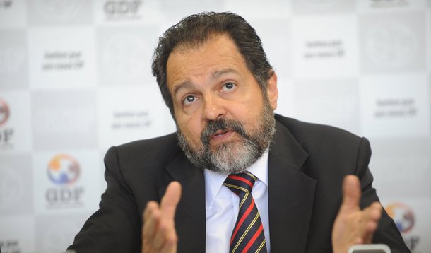 O Ministério Público do Distrito Federal entrou na Justiça com nove ações civis públicas contra o governador do DF, Agnelo Queiroz, por improbidade administrativa; segundo o ministério, a nomeação de pessoas com parentesco entre si para diversos cargos do Executivo local, o que configura prática de nepotismo; somadas as ações, a multa que o MP pede que seja aplicado ao governador é superior a R$ 2,5 milhões; a Secretaria de Comunicação do GDF afirmou que o governador "ainda não foi citado nos processos"