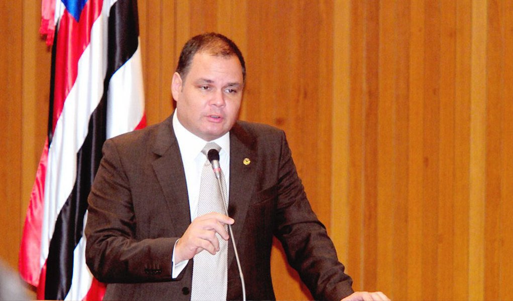 Líder do governo, deputado Rogério Cafeteira (PSC) critica a falta de consistência das denúncias formuladas pela oposição ao Governo Flávio Dino; o parlamentar lamentou que a oposição se apegue a coisas tão pequenas e sem substância para tentar denegrir uma administração séria e comprometida com as causas do povo do Maranhão; para Cafeteira, as acusações são bobas, futricas, nada que desabone a dignidade do governador que, segundo ele, está trabalhando com determinação para tentar resolver os problemas mais urgentes da população
 