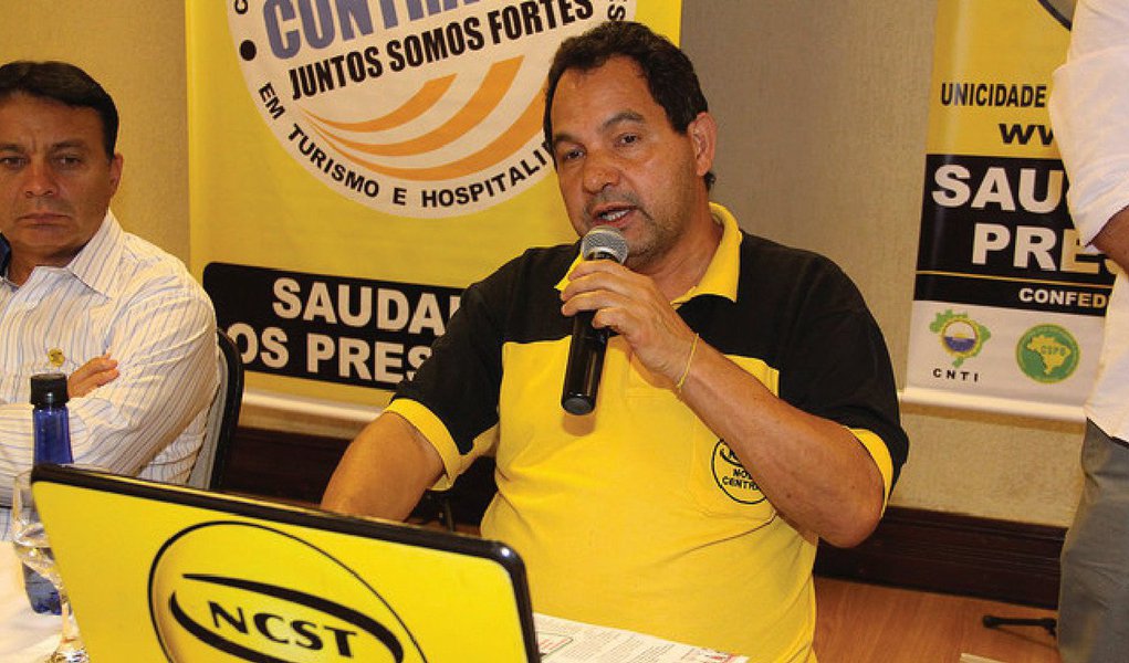 Dirigentes de centrais sindicais começaram a se articular para evitar alterações no Programa de Proteção ao Emprego por parte dos parlamentares; segundo a secretaria do Congresso Nacional, já foram apresentadas 175 emendas parlamentares, propondo mudanças à medida provisória que trata do assunto e que será analisada por uma comissão mista de deputados e senadores a partir de agosto; o programa permite a redução temporária da jornada de trabalho e de salário em até 30%