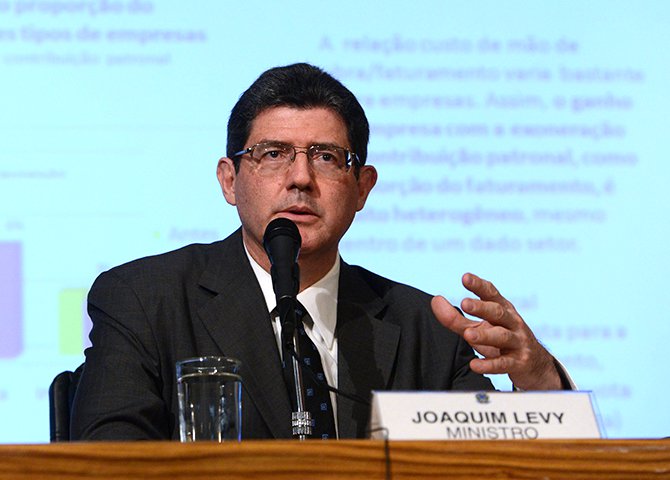 Já é quase consenso entre analistas econômicos que apesar dos cortes substanciais no orçamento, o governo federal não conseguirá cumprir em 2015 a meta de 1,2% do PIB de superávit primário