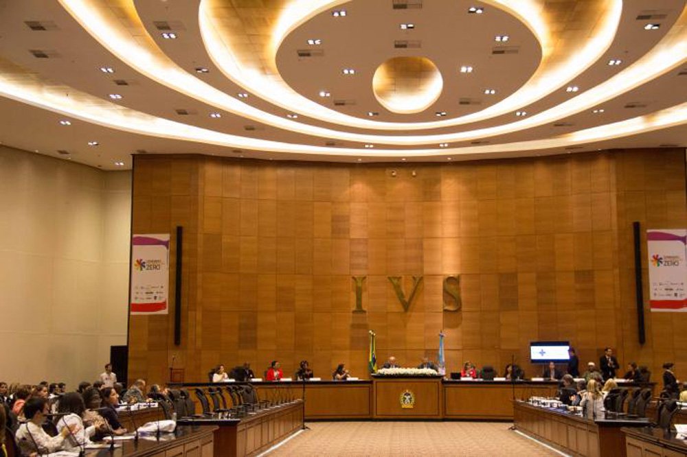 Magistrados, autoridades governamentais e lideranças de movimentos sociais participaram do seminário "Discriminação Zero", para discutirem formas de combate à discriminação, com o objetivo de lutar pelo direito da sociedade a uma vida com dignidade, independente da origem, orientação sexual, identidade de gênero ou raça; o evento contou, ainda, com as participações da fundadora da Sociedade Viva Cazuza, Lucinha Araújo, da atriz e poetisa Elisa Lucinda e da cantora e atriz transexual Jane de Castro, que abriu o seminário interpretando o Hino Nacional