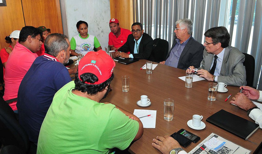 Terminou de maneira satisfatória a reunião entre representantes do governo do Distrito Federal e da Frente Nacional de Luta Campo e Cidade (FNL); será formado um grupo de trabalho composto por integrantes da FNL e do GDF; "Vai ser formulada, com a Frente, uma proposta conjunta de política habitacional e agrária para o Distrito Federal e que atenda à demanda dos movimentos sociais", explicou o subsecretário de Movimentos Sociais e Participação Popular, da Secretaria de Relações Institucionais e Sociais, Acilino Ribeiro