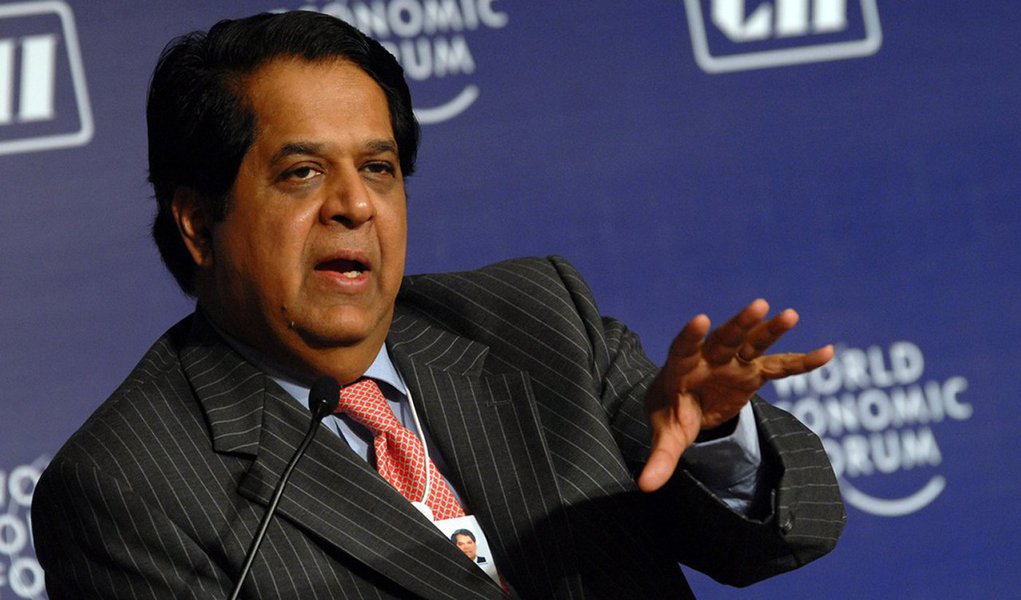 O banqueiro indiano K.V. Kamath foi nomeado como primeiro chefe do novo banco de desenvolvimento que está sendo montado pelos Brics, afirmou a jornalistas nesta segunda-feira o secretário de Finanças indiano, Rajiv Mehrishi; "Kamath foi indicado como chefe do banco dos Brics, a indicação se tornará efetiva quando ele se desvencilhar de suas atribuições atuais", disse Mehrishi em Nova Délhi