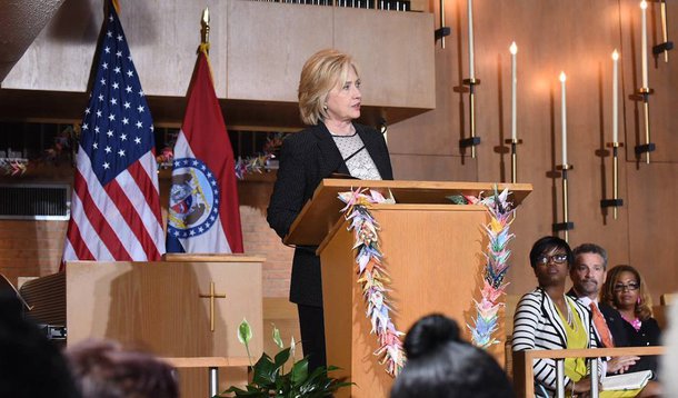 Correspondência eletrónica de Hillary Clinton tem sido motivo de discussão desde que admitiu, em março, que usou uma conta privada para toda a sua correspondência eletrônica enquanto era secretária de Estado, entre 2009 e 2013; seus rivais republicanos acusam a candidata às eleições presidenciais de 2016 de ter usado uma conta privada para manter a correspondência fora dos registros oficiais