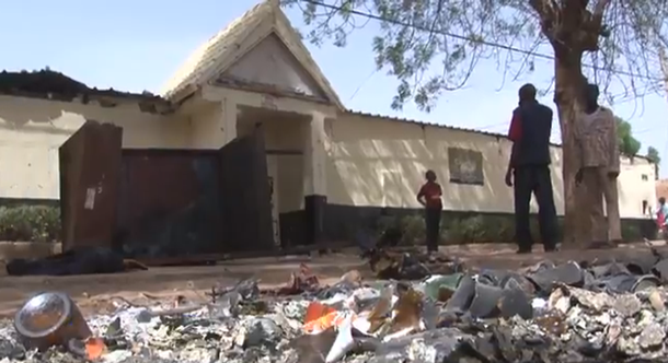 Pelo menos oito igrejas foram incendiadas no Níger, em manifestações na capital Niamey, contra a publicação, pelo semanário francês Charlie Hebdo de uma caricatura de Maomé; houve manifestações também em Maradi, uma cidade localizada entre a capital e Zinder, a segunda cidade do país, que deixaram quatro mortos e 45 feridos; cerca de 300 cristãos estão atualmente sob proteção militar e outros 255 cristãos foram encontrados escondidos em uma caserna