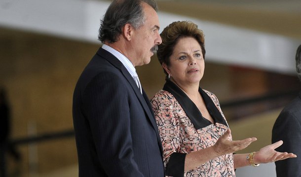 Na reunião com Lula, ministros e dirigentes do PT, presidente Dilma Rousseff foi pressionada a rever a meta de superávit fiscal do governo, com índice entre 0,5% e 1,2%, mas resistiu; ministro Aloizio Mercadante, da Casa Civil, teria seguido Dilma e citou a possibilidade de o governo aprovar projeto de repatriação de recursos