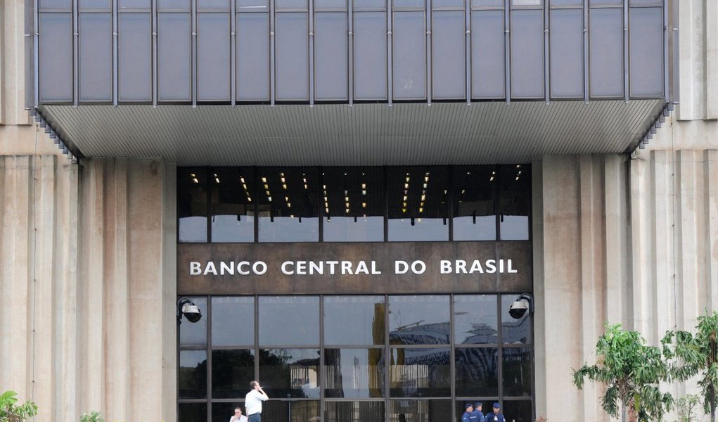 Pela primeira vez em seis meses, o Banco Central não alterou os juros básicos da economia; por 5 votos a 3, o Comitê de Política Monetária (Copom) decidiu elevar a taxa Selic para 11,25% ao ano. A taxa está no maior nível desde novembro de 2011, quando estava em 11,5% ao ano; desde dezembro de 2011, a taxa passou a ser reduzida sucessivamente pelo Copom até atingir 7,25% ao ano em outubro de 2012, o menor patamar da história; a Selic foi mantida nesse nível até abril do ano passado, quando o Copom iniciou um novo ciclo de alta nos juros básicos para conter a inflação. Desde abril de 2014, a taxa está em 11% ao ano