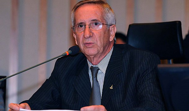 Governo do Distrito Federal adiou para 2016 o pagamento do Cartão Material Escolar, benefício entregue às famílias cadastradas no Bolsa Família e com crianças em idade escolar; de acordo com o secretário de Educação, Júlio Gregório, os R$ 10 milhões reservados para o programa social serão repassados aos diretores das escolas; uma lei sancionada pelo governador Rodrigo Rollemberg prevê valor anual "de R$ 80 até R$ 242" por aluno