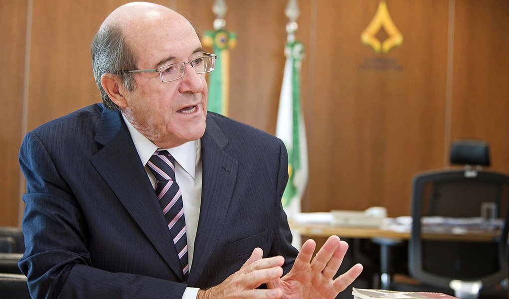 O arquivamento do Projeto de Resolução nº 82 produziu ontem (3) mais uma frustração nos planos de última hora de deputados distritais que buscam blindagem da categoria; o projeto limitava a apresentação de denúncias contra os parlamentares ao partido e aos próprios deputados tirava do cidadão comum e das organizações civis o direito de abrir representações pedindo cassação, com o arquivamento, a proposta não será retomada na próxima legislatura; PR nº 81, que vincula a abertura de investigações baseadas em processos judiciais ao trânsito em julgado das ações aguarda votação para arquivamento