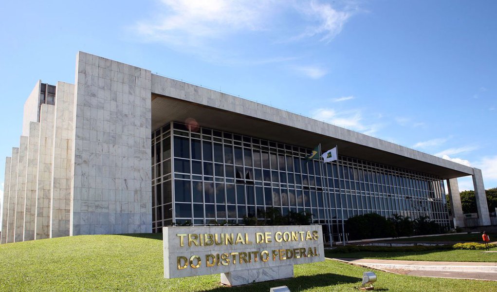 O Tribunal de Contas do Distrito Federal (TCDF) analisa a proposta do governo do Distrito Federal de escalonamento do pagamento dos salários dos servidores; o caso encontra-se sob a relatoria do conselheiro Manoel de Andrade, que tinha votado contra a medida, atendendo a um pedido do Ministério Público de Contas (MPC); de acordo com o MPC, o escalonamento é inconstitucional