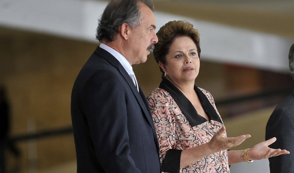 Na reunião com Lula, ministros e dirigentes do PT, presidente Dilma Rousseff foi pressionada a rever a meta de superávit fiscal do governo, com índice entre 0,5% e 1,2%, mas resistiu; ministro Aloizio Mercadante, da Casa Civil, teria seguido Dilma e citou a possibilidade de o governo aprovar projeto de repatriação de recursos