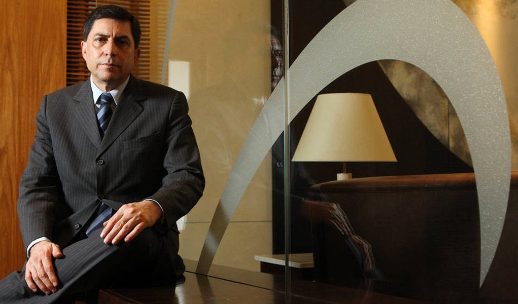 Presidente do Bradesco, Luiz Carlos Trabuco, indicou que espera retomada da economia em 2016: "Economia são ciclos e contraciclos. A gente vive num momento de contraciclo do crescimento, não é um ano de PIB, mas, passados os tempos duros, virão os tempos maduros. A força das marés não foi revogada"; "Ontem saiu um ranking dos países que são preferência dos investidores, e o Brasil está em terceiro ou quarto lugar, porque o Brasil tem mercado interno e uma necessidade de investimento em infraestrutura como ninguém"
