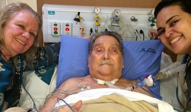 A ex-primeira dama de São Luís e do Maranhão Isabel Cafeteira, esposa de Epitácio Cafeteira, divulgou nas redes sociais um boletim de ocorrência com o objetivo de mostrar como seu marido foi tratado na UTI no Hospital de Brasília; conforme o documento, no período da internação, a "fisioterapia quando solicitada responde com um 'já vou' e some da visita em quase todos os plantões"; ela disse, ainda, que "técnicos deixam de aplicar medicação" e, "quando contestadas pela minha presença em tempo integral responde com 'foi mal', confundi 14 com 12 horas"