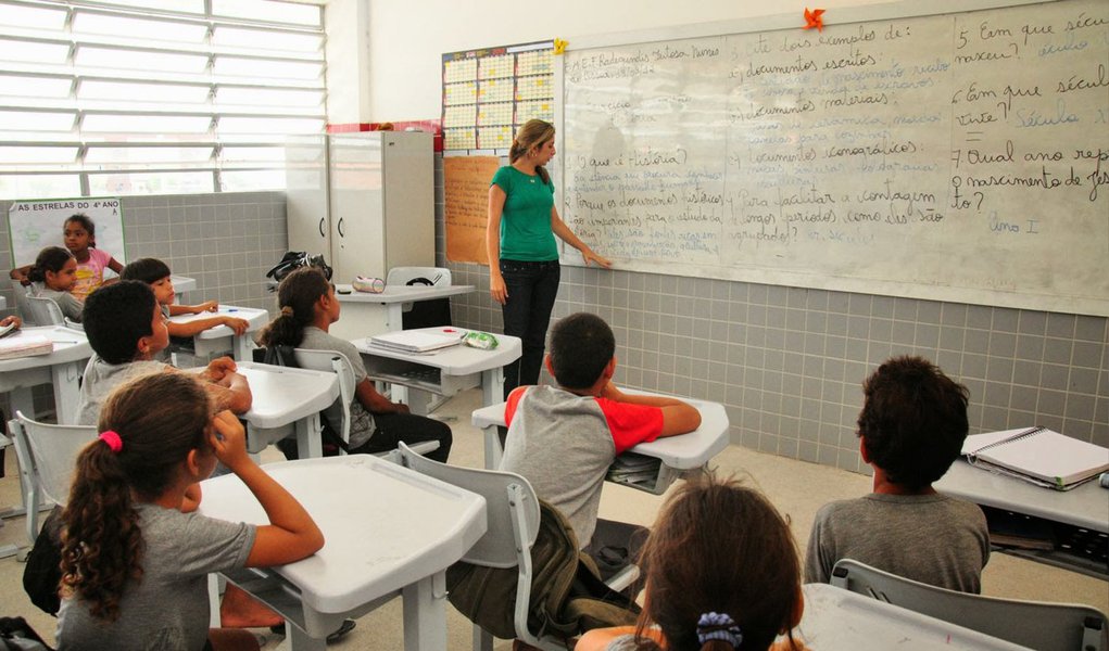 O Ministério da Educação informou, há pouco, que o piso salarial do magistério terá aumento de 13,01%. Com o reajuste, o salário inicial passará para R$ 1.917,78 a partir deste mês; cálculo está previsto na Lei do Piso (Lei 11.738/2008), que vincula o aumento ao percentual de crescimento do valor anual mínimo por aluno, referente aos anos iniciais do ensino fundamental urbano; novo montante é relativo ao salário inicial dos professores de escola pública, com formação de nível médio e jornada de trabalho de 40 horas semanais