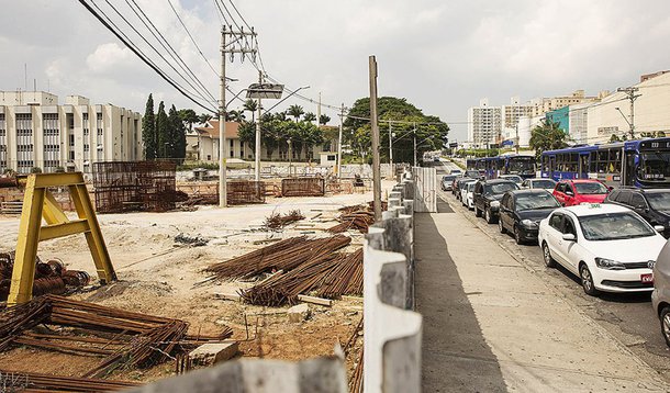 Para que empresas investigadas na Lava Jato voltem a operar em obras públicas, a presidente Dilma Rousseff pode determinar, por meio de decreto, que elas vendam parte de seus ativos; os recursos seriam usados para ressarcir a Petrobras e o Tesouro Nacional; a iniciativa, que abre a possibilidade de entrada de empresas estrangeiras no mercado de infraestrutura, foi elaborada por especialistas da USP e apresentada ao ministro da Fazenda, Joaquim Levy; o governo acredita que a Lava Jato pode tirar até 2,5 pontos percentuais do PIB no país nos próximos 12 meses; para Dyogo Oliveira, secretário-executivo do Ministério do Planejamento, a operação é um dos vários choques para a economia por causa da redução de investimentos em setores importantes