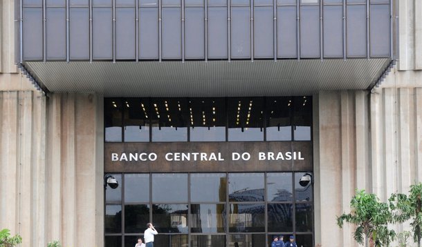 Pela primeira vez em seis meses, o Banco Central não alterou os juros básicos da economia; por 5 votos a 3, o Comitê de Política Monetária (Copom) decidiu elevar a taxa Selic para 11,25% ao ano. A taxa está no maior nível desde novembro de 2011, quando estava em 11,5% ao ano; desde dezembro de 2011, a taxa passou a ser reduzida sucessivamente pelo Copom até atingir 7,25% ao ano em outubro de 2012, o menor patamar da história; a Selic foi mantida nesse nível até abril do ano passado, quando o Copom iniciou um novo ciclo de alta nos juros básicos para conter a inflação. Desde abril de 2014, a taxa está em 11% ao ano