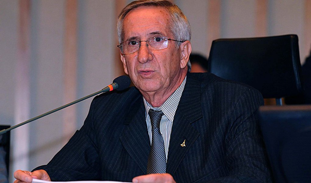 Governo do Distrito Federal adiou para 2016 o pagamento do Cartão Material Escolar, benefício entregue às famílias cadastradas no Bolsa Família e com crianças em idade escolar; de acordo com o secretário de Educação, Júlio Gregório, os R$ 10 milhões reservados para o programa social serão repassados aos diretores das escolas; uma lei sancionada pelo governador Rodrigo Rollemberg prevê valor anual "de R$ 80 até R$ 242" por aluno