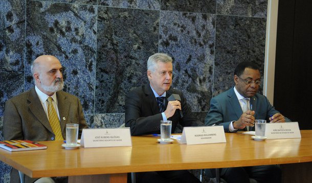 O governador de Brasília, Rodrigo Rollemberg, anunciou a contratação de 500 servidores para a Secretaria de Saúde; com a contratação, a prioridade para a pasta será a reabertura de leitos de unidade de terapia intensiva de diversos hospitais do Distrito Federal; na lista de contratações, prevista para ser publicada no Diário Oficial do DF na semana que vem, haverá 201 médicos e 215 técnicos de enfermagem, entre outros profissionais