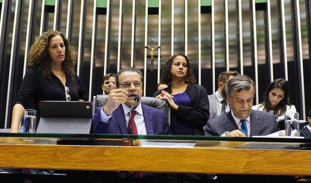 O presidente da Câmara, Henrique Eduardo Alves, confirmou nesta quarta-feira (26), em entrevista à imprensa, que a Mesa Diretora da Casa tomará hoje uma decisão sobre o pagamento dos salários de servidores que ganham acima do teto constitucional de R$ 29.462,25. "Hoje haverá uma decisão. Temos todas as informações do Supremo, do ministro Marco Aurélio, que tinha liminar, que já esclareceu todos os pontos", disse