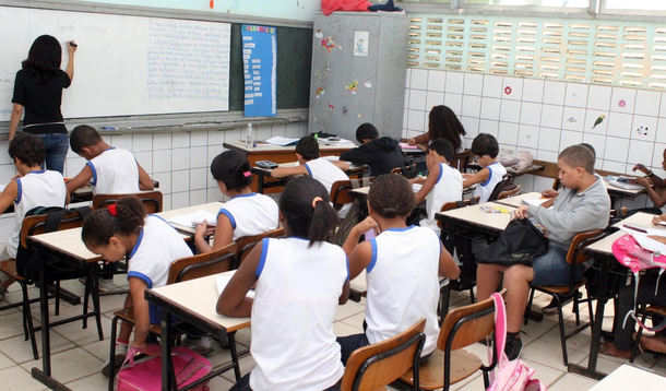 A rede pública de ensino de Brasília vai contar com o segundo repasse do ano do Programa de Descentralização Administrativa e Financeira (Pdaf); uma portaria publicada, no Diário Oficial do Distrito Federal, estabelece o valor em R$ 24,7 milhões; será destinado às 671 instituições escolares neste segundo semestre de 2015; a verba deverá ser utilizada para manutenções em geral, serviços e bens de consumo, como material didático
 
 