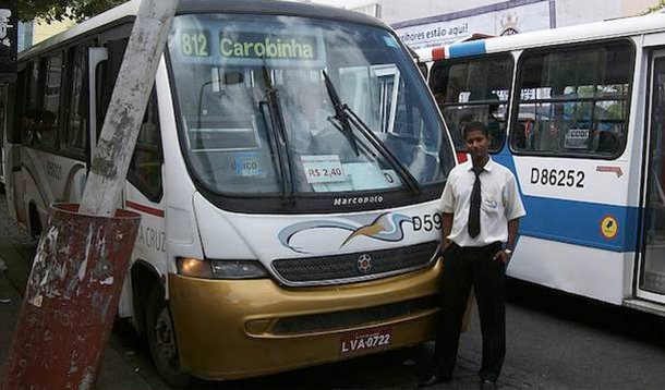 Aproximadamente 200 funcionários da Viação Andorinha, em Bangu, na zona oeste, impediram a saída dos veículos da garagem prejudicando milhares de passageiros que utilizam as linhas de ônibus no deslocamento para o trabalho; a paralisação dos rodoviários se deve ao atraso no pagamento dos motoristas e cobradores; o Rio Ônibus, sindicato que representa as empresas na capital fluminense, informou em nota que "o Consórcio Santa Cruz acionou um plano operacional de emergência para cobrir as linhas atendidas pela Andorinha"