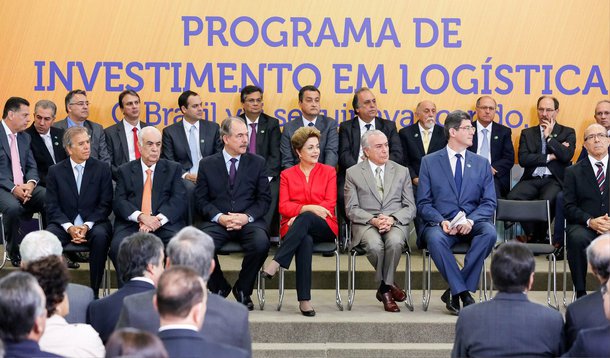 A presidenta Dilma anunciou, em Brasília, que o Maranhão faz parte do Programa de Investimento em Logística 2015/2018 do governo federal; o governador Flávio Dino participou do anúncio das estratégias nacionais que garantirão para o Estado investimentos de R$ 500 milhões no Porto de Itaqui; os recursos serão investidos em dois terminais a serem licitados para concessão ao setor privado até o fim de 2016; "Para que a agricultura se desenvolva e a indústria cresça, é preciso essa importante articulação do poder público e da iniciativa privada", disse Flávio Dino à imprensa