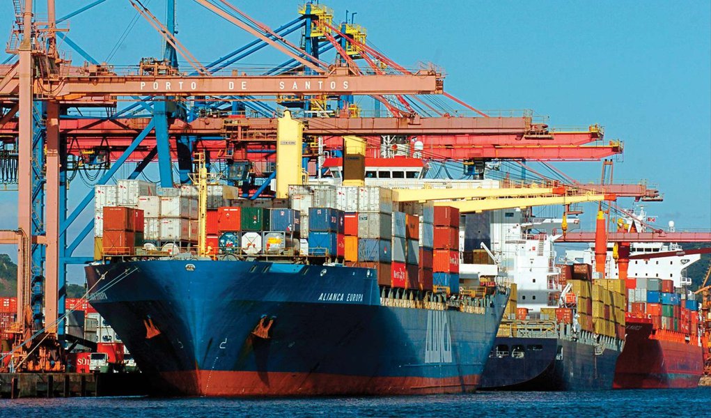 Resultado foi registrado na segunda semana de dezembro; valor resulta de saldo de US$ 4,120 bilhões em exportações e US$ 3,740 bilhões em importações. No acumulado do ano, no entanto, o resultado continua negativo em US$ 3,445 bilhões