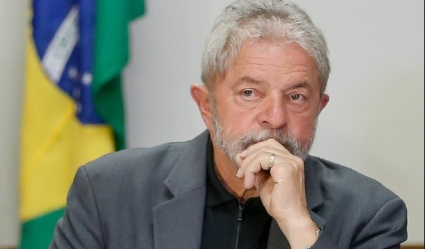 A frase que dá título a esse texto não foi dita por um militante petista desvairado; nem por um jornalista afeito a teorias da conspiração, mas saiu da boca de um advogado paulistano, bem-sucedido, com sólida formação acadêmica, sócio de um escritório na região da avenida Paulista, que votou em Aécio Neves no ano passado; o relato é do jornalista Rodrigo Viana; segundo ele, o advogado "está impressionado com o grau de truculência de delegados, procuradores e do juiz Sérgio Moro"; "o Lula ainda não é a bola da vez, mas é a cabeça que os meninos de Curitiba querem sangrando numa bandeja”, complementa