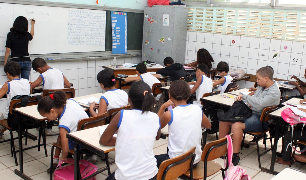 A rede pública de ensino de Brasília vai contar com o segundo repasse do ano do Programa de Descentralização Administrativa e Financeira (Pdaf); uma portaria publicada, no Diário Oficial do Distrito Federal, estabelece o valor em R$ 24,7 milhões; será destinado às 671 instituições escolares neste segundo semestre de 2015; a verba deverá ser utilizada para manutenções em geral, serviços e bens de consumo, como material didático
 
 