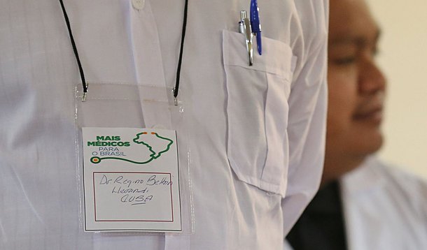 Mais um reforço à promoção da Saúde Pública do Maranhão; o governador do Maranhão, Flávio Dino, e o ministro da Saúde, Arthur Chioro, recepcionaram os 118 médicos que atuarão em 39 municípios do Estado a partir do programa 'Mais Médicos', do Governo Federal; mais seis vagas serão preenchidas posteriormente; segundo dados do Ministério da Saúde, 95% das vagas preenchidas nas cidades maranhenses são ocupadas por brasileiros
 
