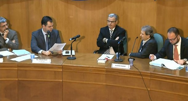 O doleiro Alberto Youssef afirmou acreditar que, mesmo após a sua prisão, o secretário da Casa Civil da então governadora do Maranhão Roseana Sarney (PMDB), João Abreu, recebeu a remessa de R$ 1,4 milhão que ele levava a São Luís; "Até onde eu tenho conhecimento, chegou", disse Youssef em oitiva da CPI da Petrobras em Curitiba