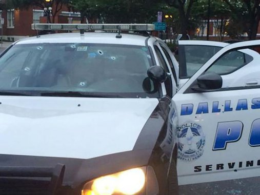Atiradores de elite da polícia do Texas mataram um home suspeito do ataque com bombas e disparos contra o Quartel Geral da Polícia em Dallas, na madrugada de hoje (13); até o momento não foi possível identificar se o suspeito tinha ligação com algum grupo terrorista; antes de ser atingido, a polícia chegou a conversar com ele, que teria culpado a polícia pela perda da guarda do filho, por ter sido acusado de ser terrorista