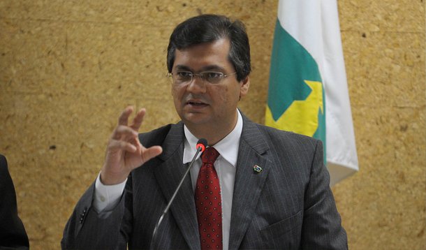 Governador Flávio Dino afirmou, pelo Twitter, que desde o dia 1 de janeiro o Executivo está "tomando todas as providências para combater ciclo de violência que vem crescendo todos os anos no Maranhão"; o gestor falou sobre as ações que já vêm sendo tomadas para diminuir a criminalidade no estado; "Aumentamos número de policiais com redução de pessoal em serviços administrativos. Compramos novo serviço de radiocomunicação e armas. Chamamos concursados na Polícia Militar e na Polícia Civil. E aumentamos a remuneração de todos os policiais", disse