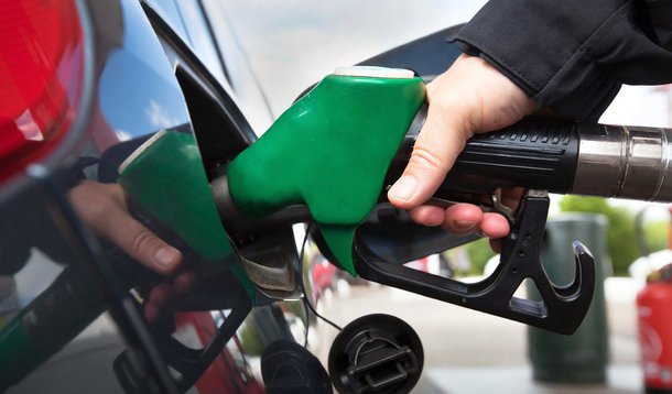 Cem motoristas cariocas abasteceram seus carros por menos da metade do preço em um posto de gasolina da zona norte da cidade; se, em um dia normal, o posto vende a gasolina por R$ 3,44 o litro, hoje o combustível foi comercializado a R$ 1,51 para esses 100 motoristas, já que não foram cobrados 56,09% de impostos que incidem sobre o produto