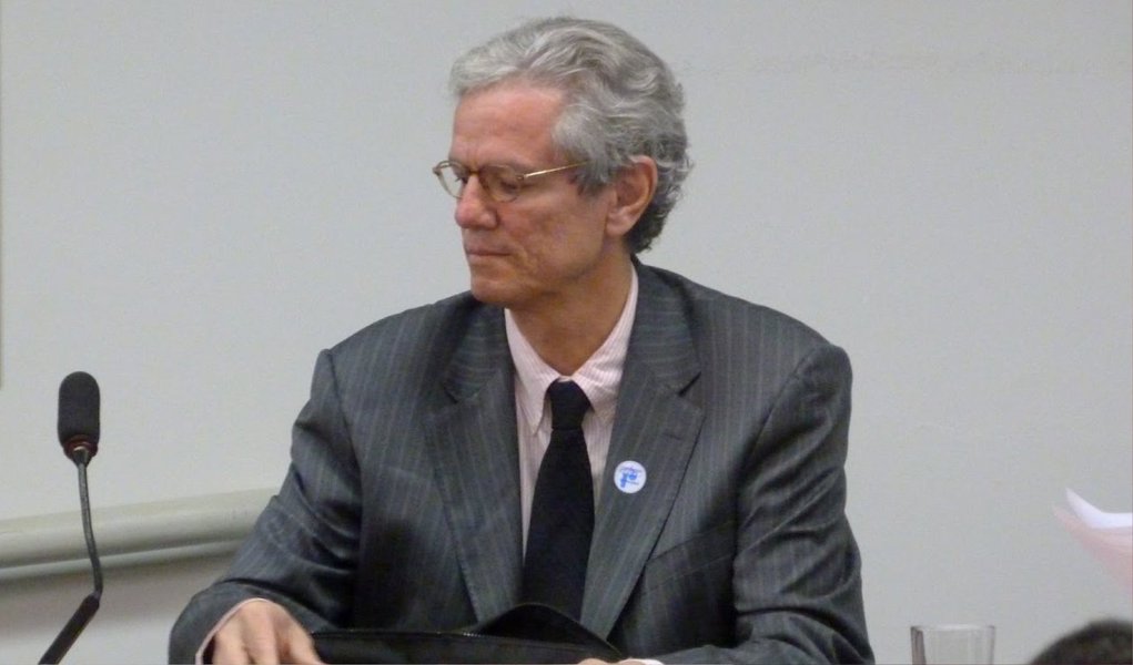 O economista Paulo Nogueira Batista Júnior é atualmente diretor executivo do Brasil e de mais dez países no FMI, em Washington; de acordo com o Ministério da Fazenda, Batista deixará o FMI nos próximos dias e se mudará para Xangai, onde se integrará à equipe que monta a estrutura administrativa do novo banco