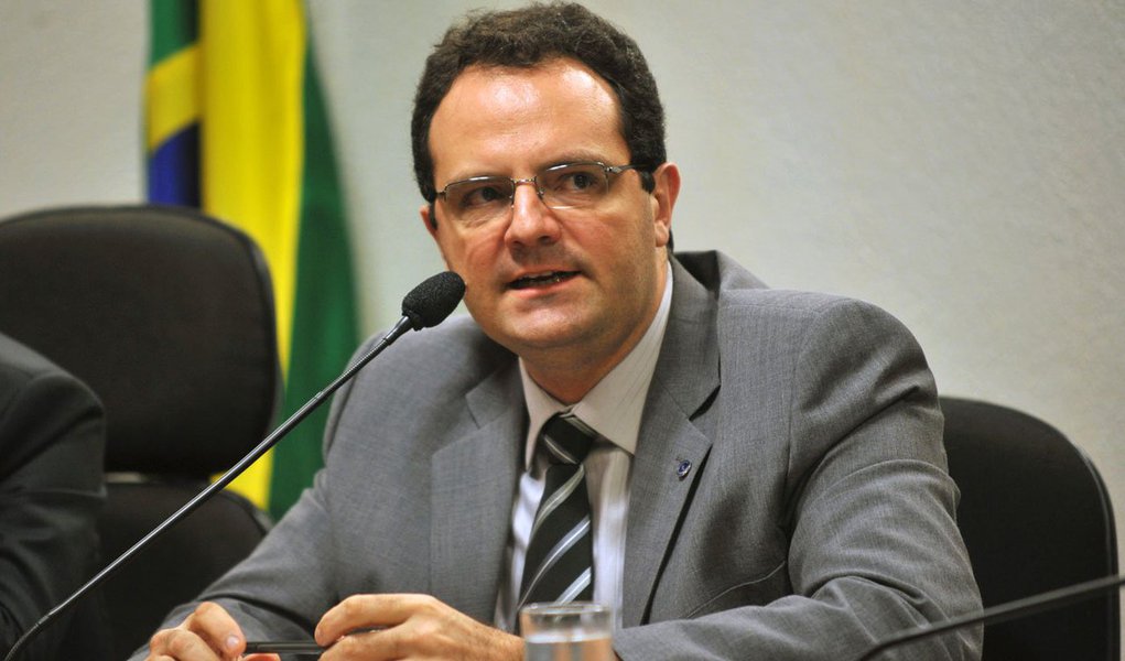 "Não fui convidado ou sondado para nenhum cargo. Continuo na área de ensino e pesquisa da EESP-FGV e do Ibre (Instituto Brasileiro de Economia). Portanto, não posso falar sobre algo que não existe", disse o ex-secretário-executivo da Fazenda Nelson Barbosa