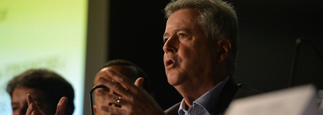 Governo do Distrito Federal cortou pela metade o número de cargos comissionados de servidores sem vínculo com o Estado; o total de vagas ocupadas nessa condição caiu de 8.635, em setembro passado, para 4.410, conforme o Sistema Integrado de Gestão de Recursos Humanos (SIGRH) do DF; o corte de 48,93% das vagas já se converteu em economia de R$ 10,9 milhões na folha de pagamento mensal; “Estamos próximo do percentual estabelecido (60%), mas ainda temos muito trabalho a fazer”, diz o governador Rodrigo Rollemberg