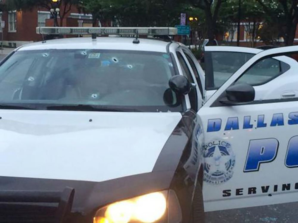 Atiradores de elite da polícia do Texas mataram um home suspeito do ataque com bombas e disparos contra o Quartel Geral da Polícia em Dallas, na madrugada de hoje (13); até o momento não foi possível identificar se o suspeito tinha ligação com algum grupo terrorista; antes de ser atingido, a polícia chegou a conversar com ele, que teria culpado a polícia pela perda da guarda do filho, por ter sido acusado de ser terrorista