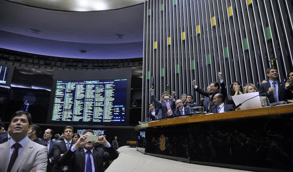 Proposta de Emenda à Constituição (PEC) 171/93 reduz a maioridade penal de 18 para 16 anos para os crimes hediondos – como estupro e latrocínio – e também para homicídio doloso e lesão corporal seguida de morte; e prevê ainda a construção de estabelecimentos específicos para que os adolescentes infratores cumpram a pena; eles não poderão ficar em estabelecimentos prisionais destinados a maiores de 18 anos e nem para os menores de 16 anos