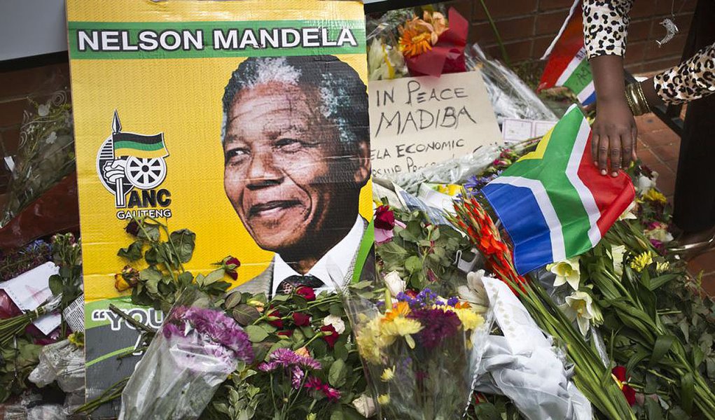 O aniversário de um ano da morte de Nelson Mandela, considerado o maior líder do Continente Africano e um dos principais símbolos mundiais de luta contra a desigualdade racial, será lembrado nesta sexta-feira na África do Sul; Na noite de 5 de dezembro de 2013, o atual presidente da África do Sul, Jacob Zuma, anunciou, em rede nacional de televisão, que o primeiro presidente negro do país tinha morrido; "Ele está descansando. Ele está em paz. Nossa nação perdeu seu maior filho. Nosso povo perdeu um pai", disse Zuma em seu pronunciamento