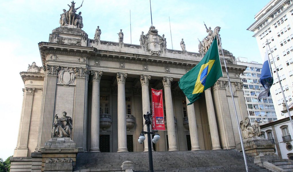 A Assembleia Legislativa do Rio de Janeiro (Alerj) adiou para a próxima semana a votação de projeto de lei que estabelece multa de até R$ 270 mil para quem ridicularizar religiões; "Fica proibido em todo território do Estado do Rio de Janeiro, durante manifestações públicas, sociais, culturais e/ou de gênero, a satirização, ridicularização e/ou toda e qualquer outra forma de menosprezar ou vilipendiar dogmas e crenças de toda e qualquer religião", informa o projeto