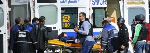 Atiradores vestindo uniformes militares invadiram o museu nacional da Tunísia nesta quarta-feira e mataram 17 turistas estrangeiros e dois tunisianos, um dos piores ataques de militantes num país que passou quase incólume pelo turbilhão da "Primavera Árabe" na região; visitantes de Itália, Alemanha, Polônia e Espanha estão entre os mortos no atentado; o Ministério das Relações Exteriores tenta confirmar a infomação de que um brasileiro estaria entre os mortos; forças de segurança ocuparam o antigo palácio cerca de duas horas mais tarde, mataram dois militantes e libertaram outros turistas feitos reféns no museu