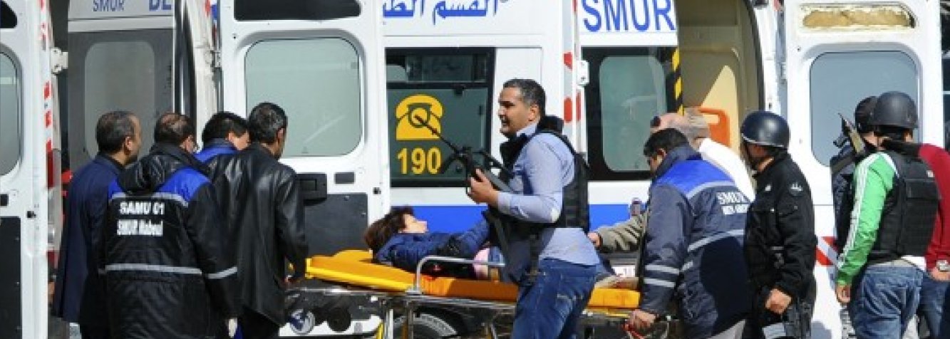 Atiradores vestindo uniformes militares invadiram o museu nacional da Tunísia nesta quarta-feira e mataram 17 turistas estrangeiros e dois tunisianos, um dos piores ataques de militantes num país que passou quase incólume pelo turbilhão da "Primavera Árabe" na região; visitantes de Itália, Alemanha, Polônia e Espanha estão entre os mortos no atentado; o Ministério das Relações Exteriores tenta confirmar a infomação de que um brasileiro estaria entre os mortos; forças de segurança ocuparam o antigo palácio cerca de duas horas mais tarde, mataram dois militantes e libertaram outros turistas feitos reféns no museu